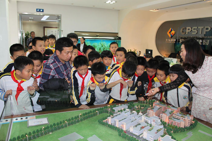 常平鎮(zhèn)青少年科技活動(dòng)周，板石小學(xué)師生到常平科技園參觀