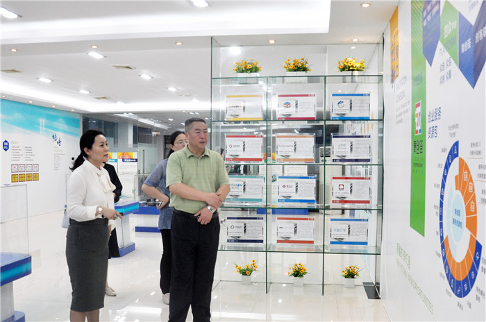 江蘇省泰州市新能源產(chǎn)業(yè)園區(qū)一行蒞臨東科集團參觀交流