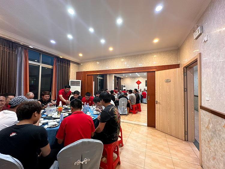 金秋時節(jié)，月圓共聚|東科集團(tuán)宴請工地工友聚餐活動