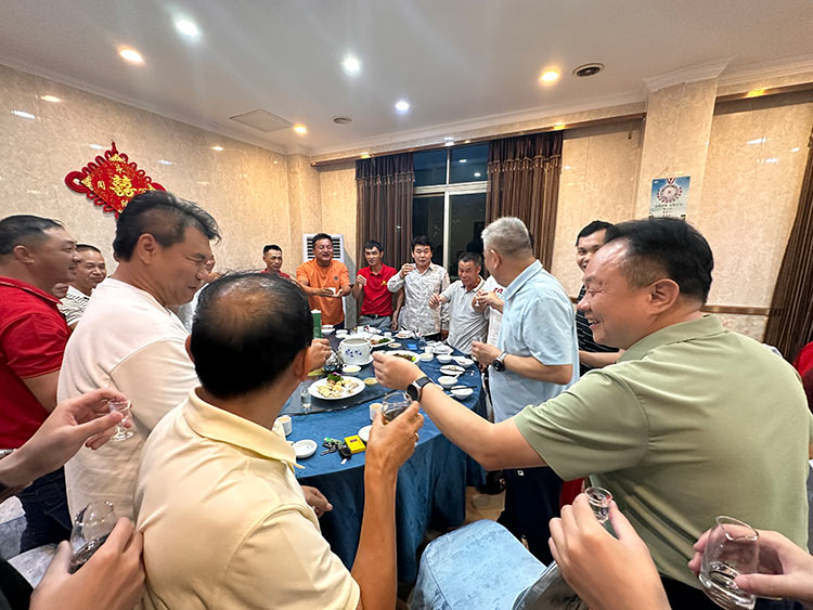 金秋時節(jié)，月圓共聚|東科集團(tuán)宴請工地工友聚餐活動